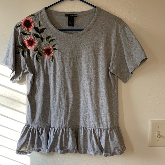 Chelsea & Theodore Embroidered Floral Short Sleeve Cute Top Womens Size Small - Picture 1 of 8